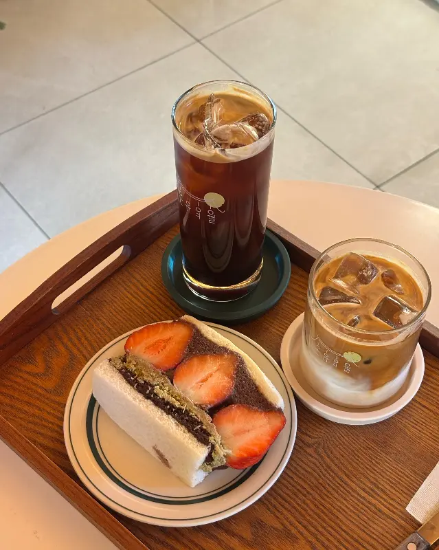 두바이 딸기 산도와 음료