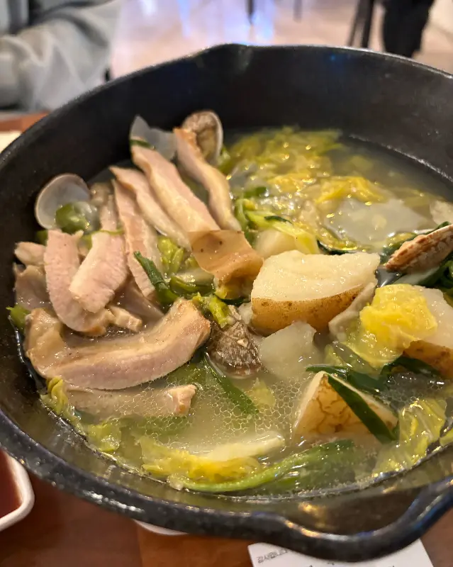 따뜻한 국물이 일품인 수육전골