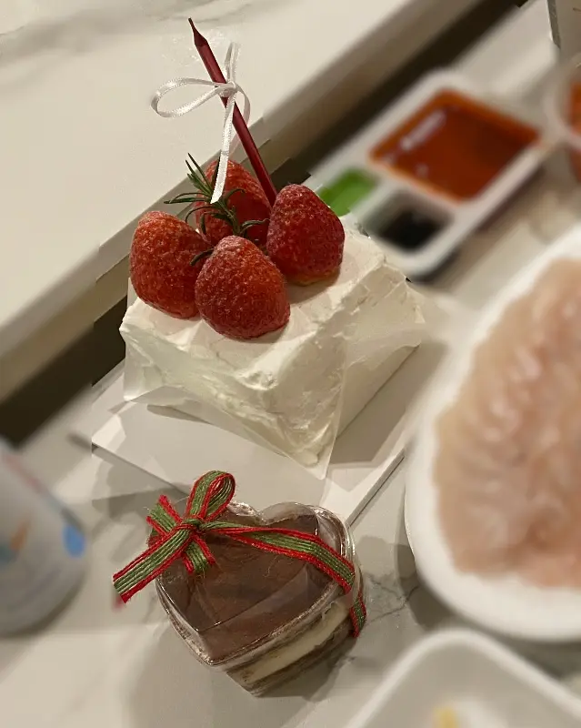 사랑스러운 딸기 케이크와 하트 티라미수