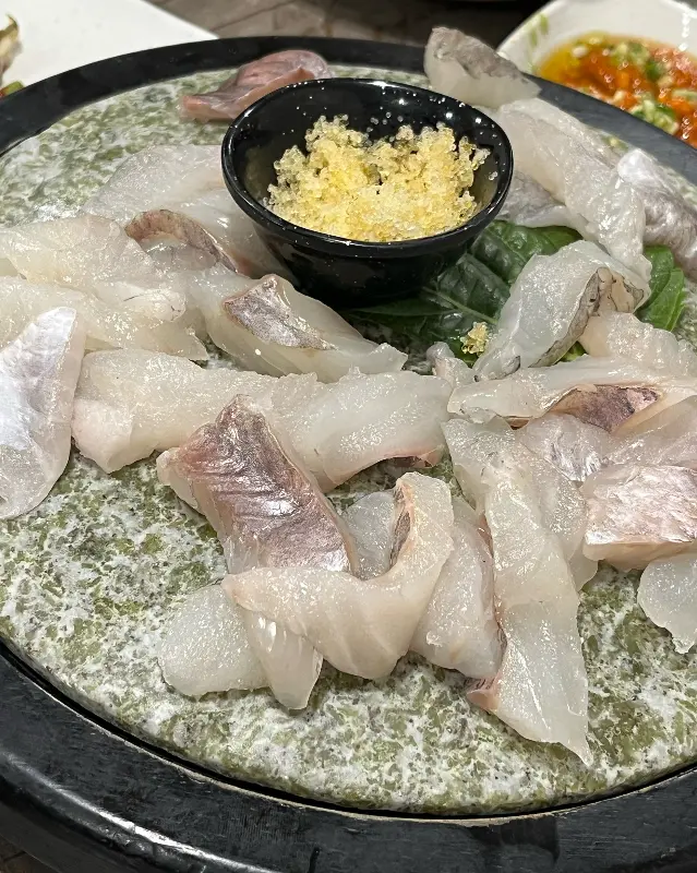 돌 위에 가지런히 놓인 도다리 세꼬시