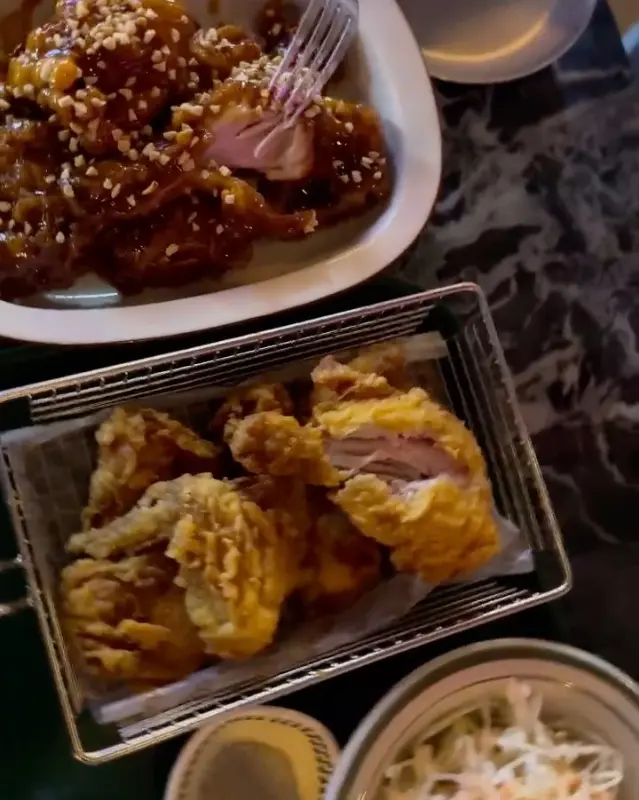 윤기가 흐르는 양념 치킨