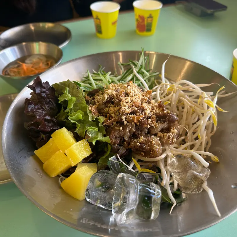 채소와 고기, 파인애플이 조화롭게 담긴 분짜