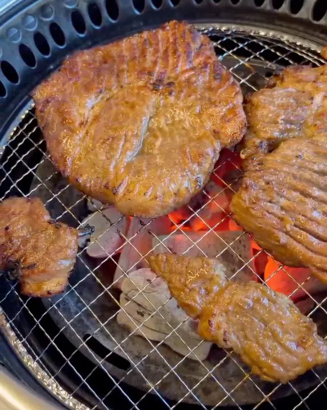 숯불 위에서 맛있게 익어가는 양념목살
