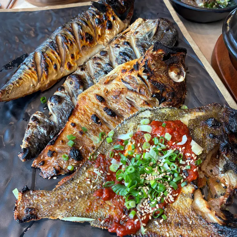 노릇하게 구워진 생선 모듬 구이