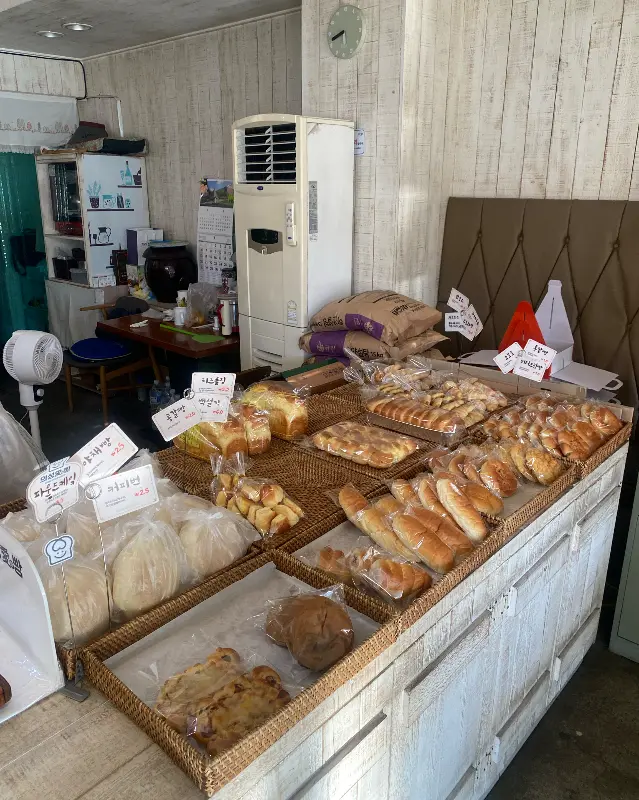 다양한 빵이 진열된 매대