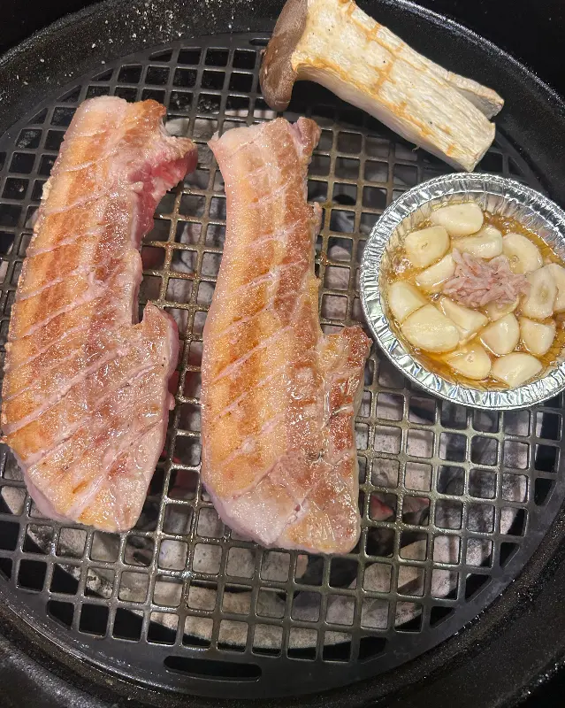 숯불 위에서 구워지는 생갈비