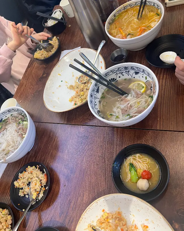 다양한 메뉴를 즐기는 사람들