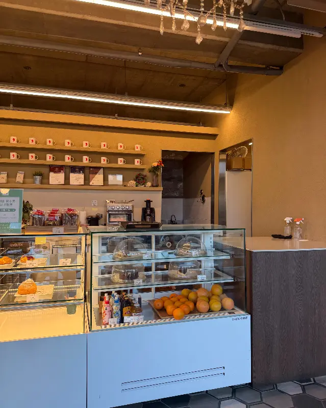 카운터 옆 쇼케이스와 주방 모습