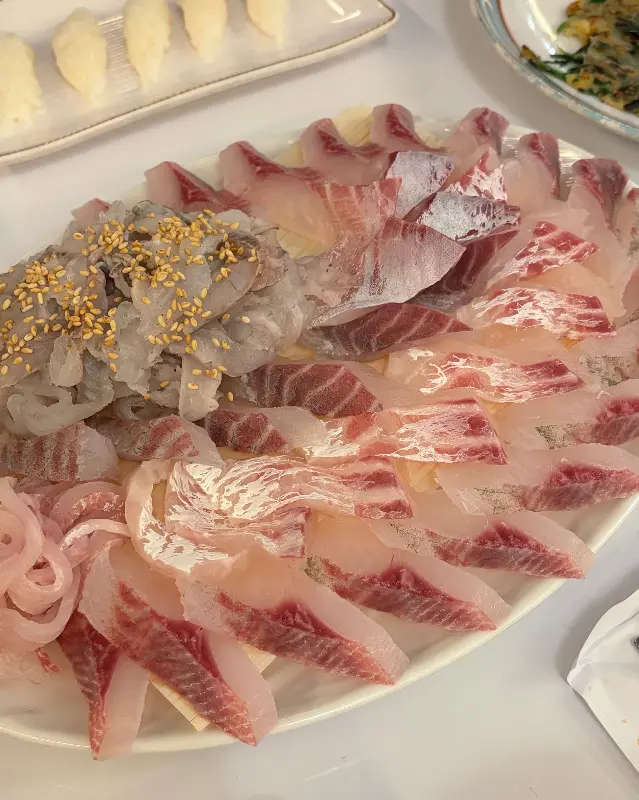 두툼하게 썰린 대방어와 도다리의 아름다운 자태