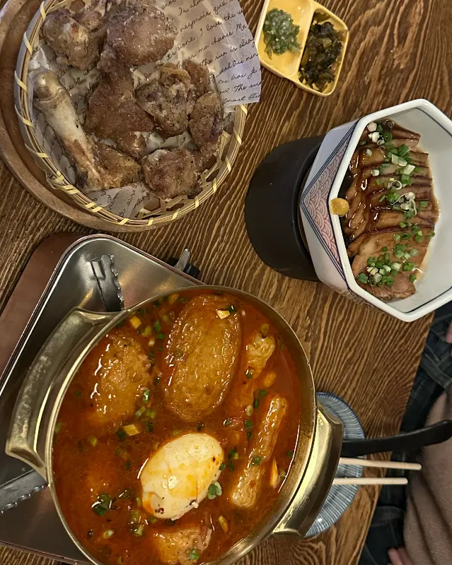 다양한 메뉴가 놓여있는 테이블 사진