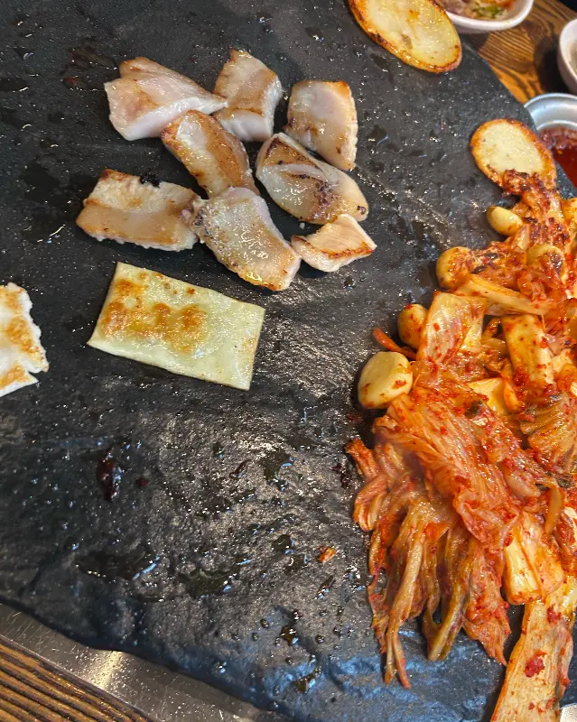 잘 구워진 삼겹살과 김치의 환상적인 조화