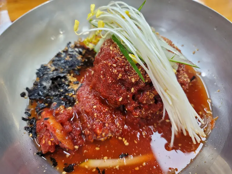 싱싱한 채소 고명이 올라간 메밀 막국수