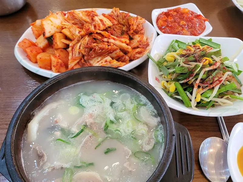 잘 익은 깍두기와 김치