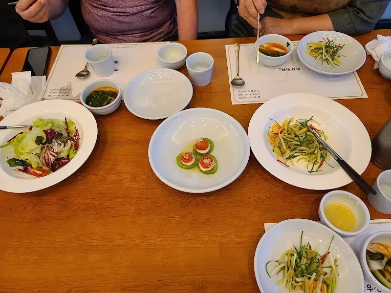 테이블 가득 차려진 한 상 차림