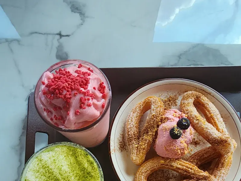 다채로운 색감의 음료와 디저트