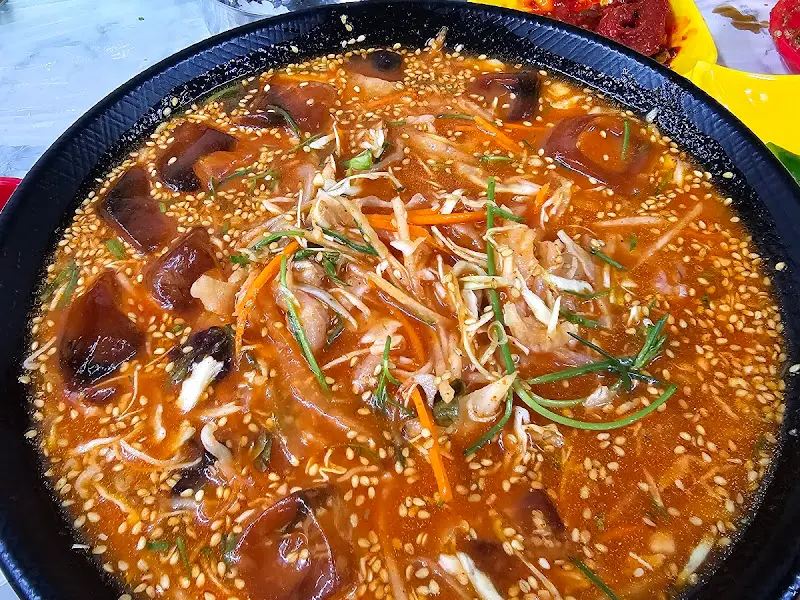 물회에 각종 채소와 해산물이 푸짐하게 담겨 있는 모습