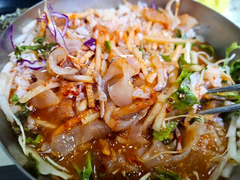 물회 속 회와 야채의 모습