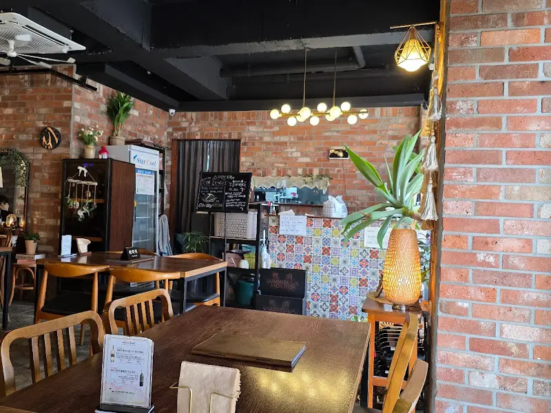 따뜻한 분위기의 믹스토랑 내부 인테리어