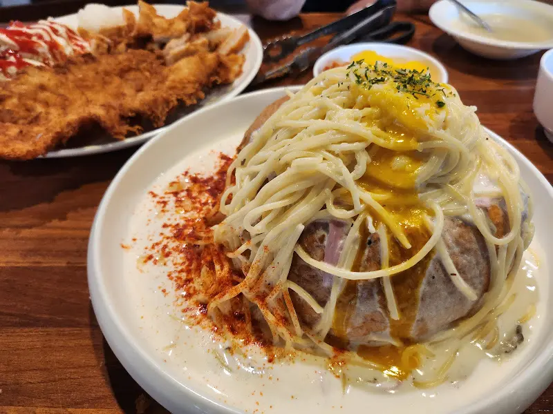 크림 소스가 듬뿍 뿌려진 빠네 파스타