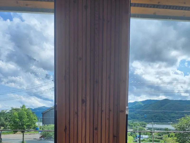 통창으로 보이는 하늘과 구름