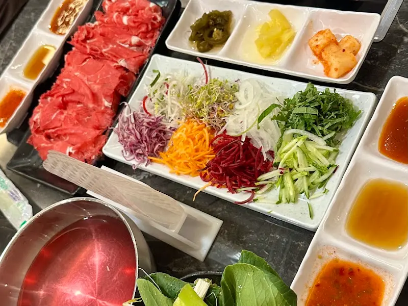 테이블 위에 놓인 샤브샤브 재료들