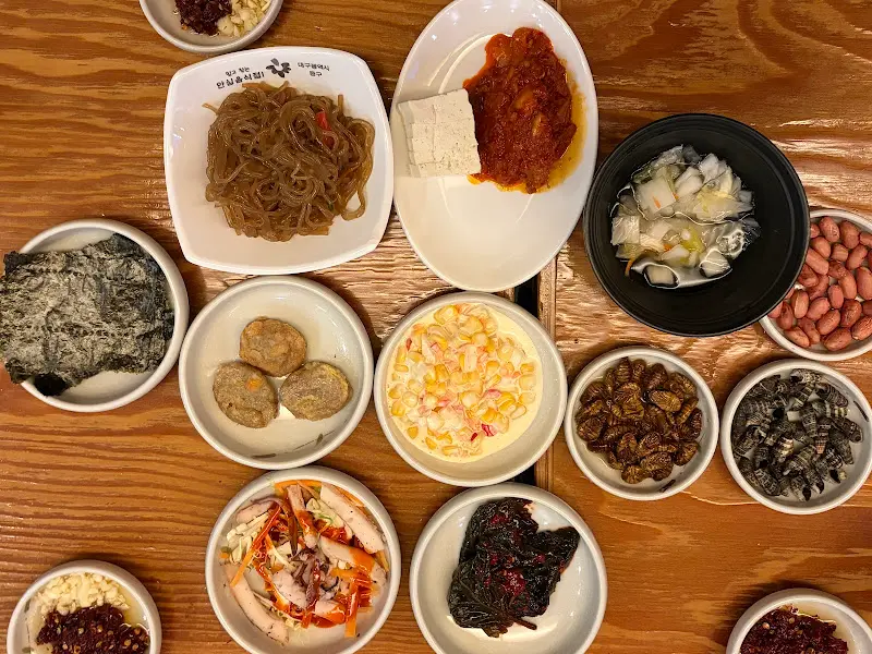 유쾌한뭉티기의 푸짐한 밑반찬