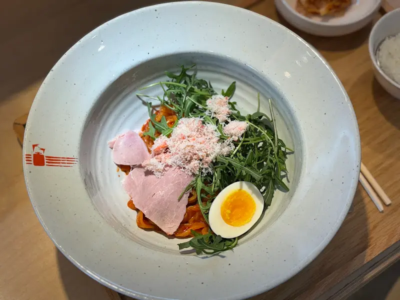 비빔칼국수의 화려한 비주얼