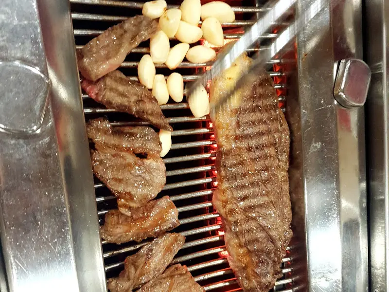 노릇하게 구워진 등심과 마늘