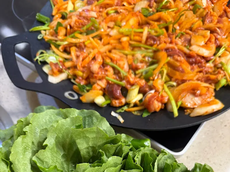 오리주물럭과 쌈 채소 한 상 차림