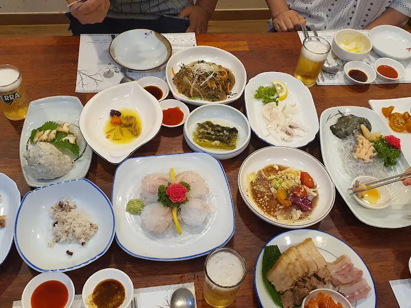 테이블 가득 차려진 한정식 코스 요리의 전체적인 모습