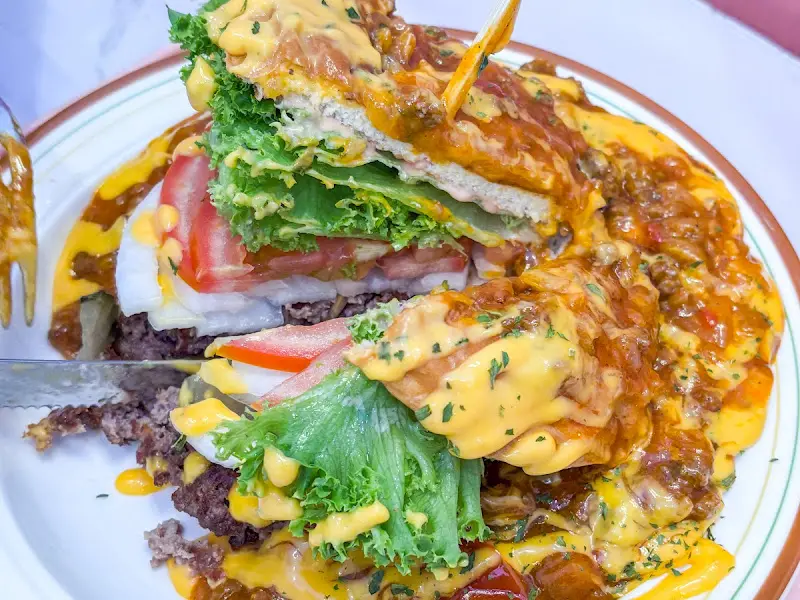 매콤한 칠리 소스가 듬뿍 뿌려진 칠리 버거