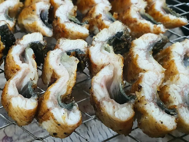 구워진 장어 단면