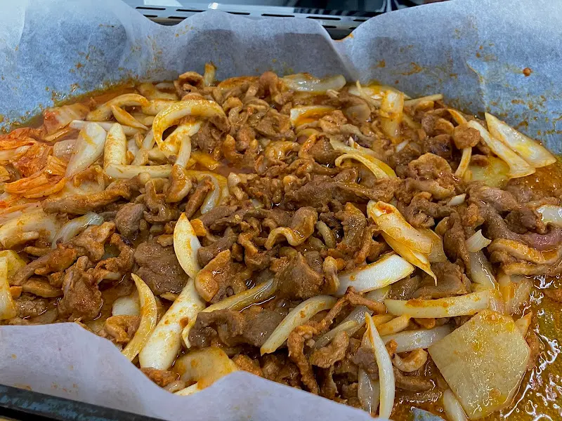 오리고기와 양파, 김치가 어우러진 오리주물럭