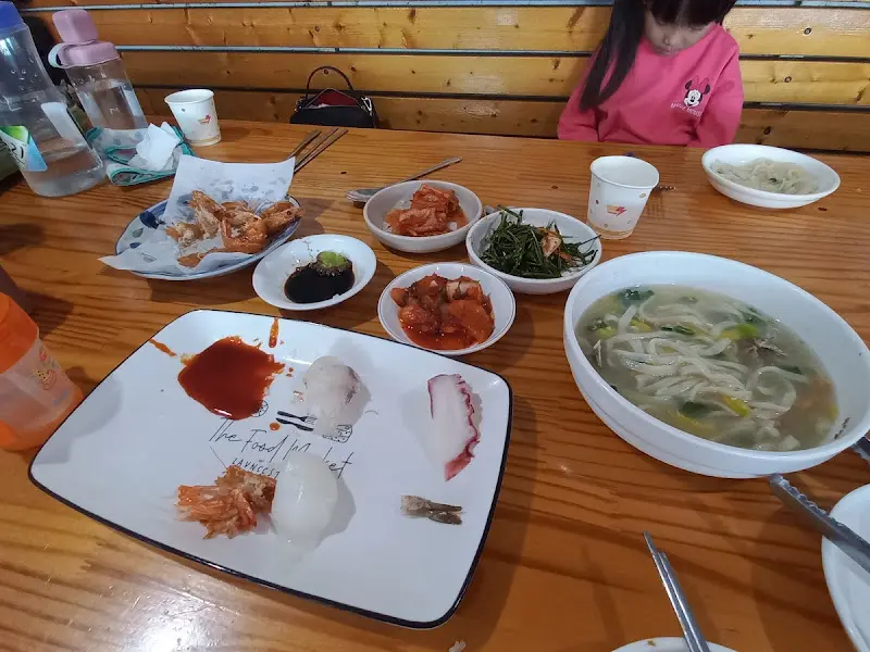 갓 튀겨져 나온 따끈따끈한 새우튀김