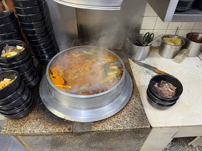 푸짐한 양과 깊은 맛을 자랑하는 옥야식당의 선지국밥