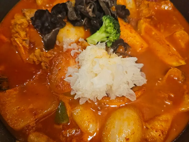 꽃송이버섯과 푹 익은 감자가 닭볶음탕의 풍미를 더한다.