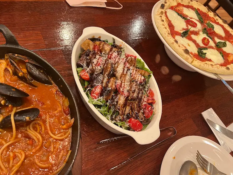 다양한 메뉴가 한 상 가득 차려진 모습