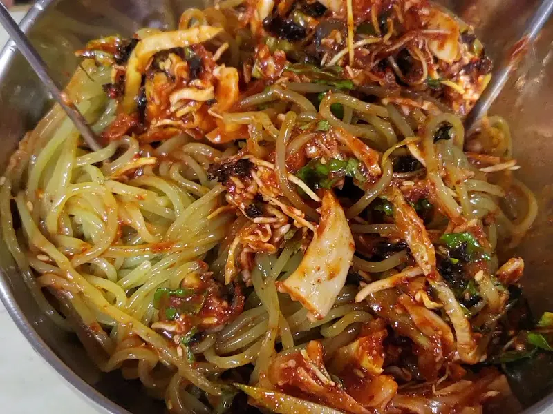 보기만 해도 군침이 도는 비빔국수와 물국수