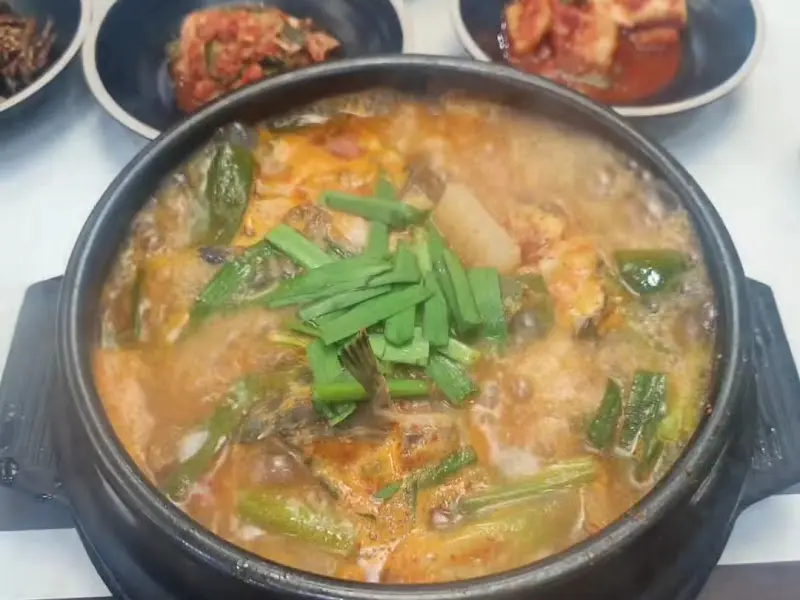 물회 속 다양한 야채