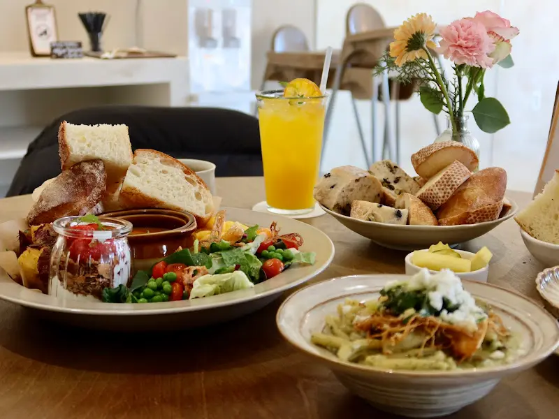 테이블 가득 차려진 브런치 메뉴