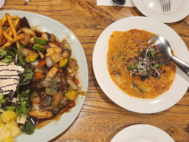 해산물이 듬뿍 들어간 토마토 파스타