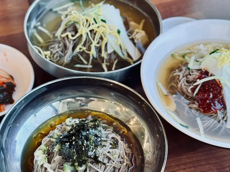 테이블 위 음식 전체샷