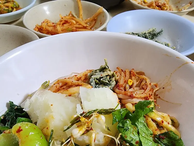 푸짐한 보리밥 비빔밥