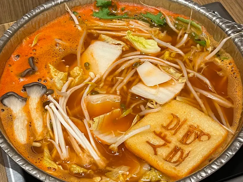 얼큰 육수에 샤브샤브 재료 투하