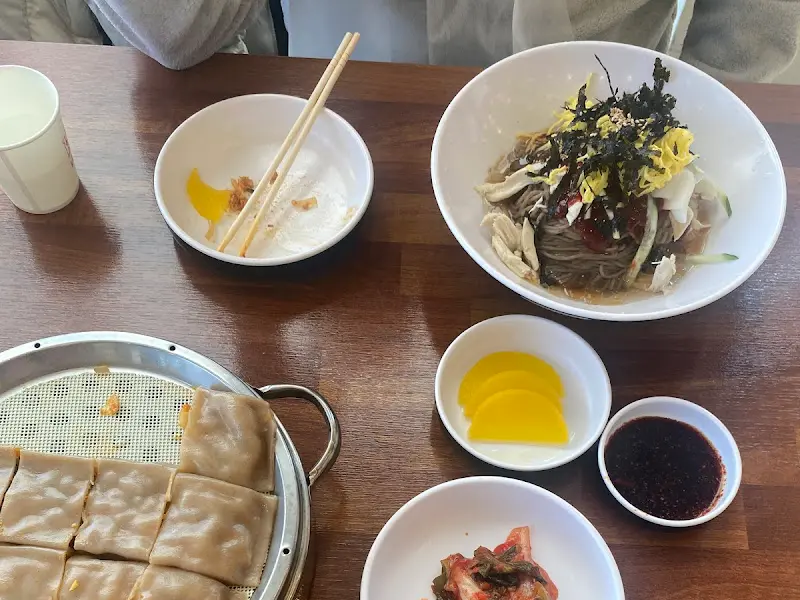 테이블 위 음식 전체샷