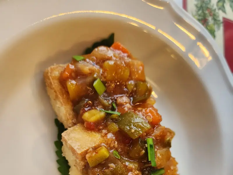 토스트 위에 올려진 채소