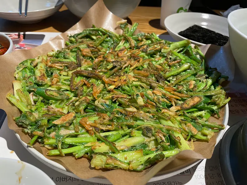 미나리와 보리새우가 듬뿍 들어간 '산전수전'은 겉은 바삭하고 속은 촉촉하다.