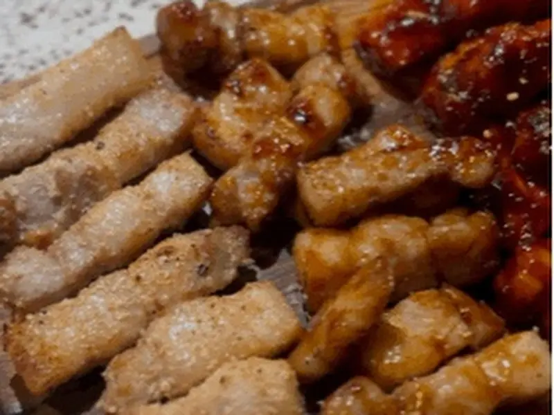 윤기 좔좔 흐르는 양념 삼겹살