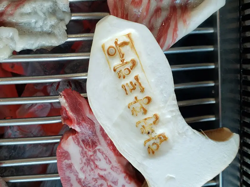 고기와 함께 구워지는 버섯