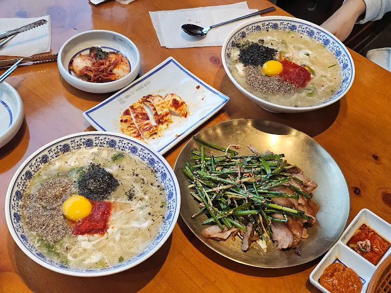 칼국수, 수육, 실비김치의 환상적인 조합